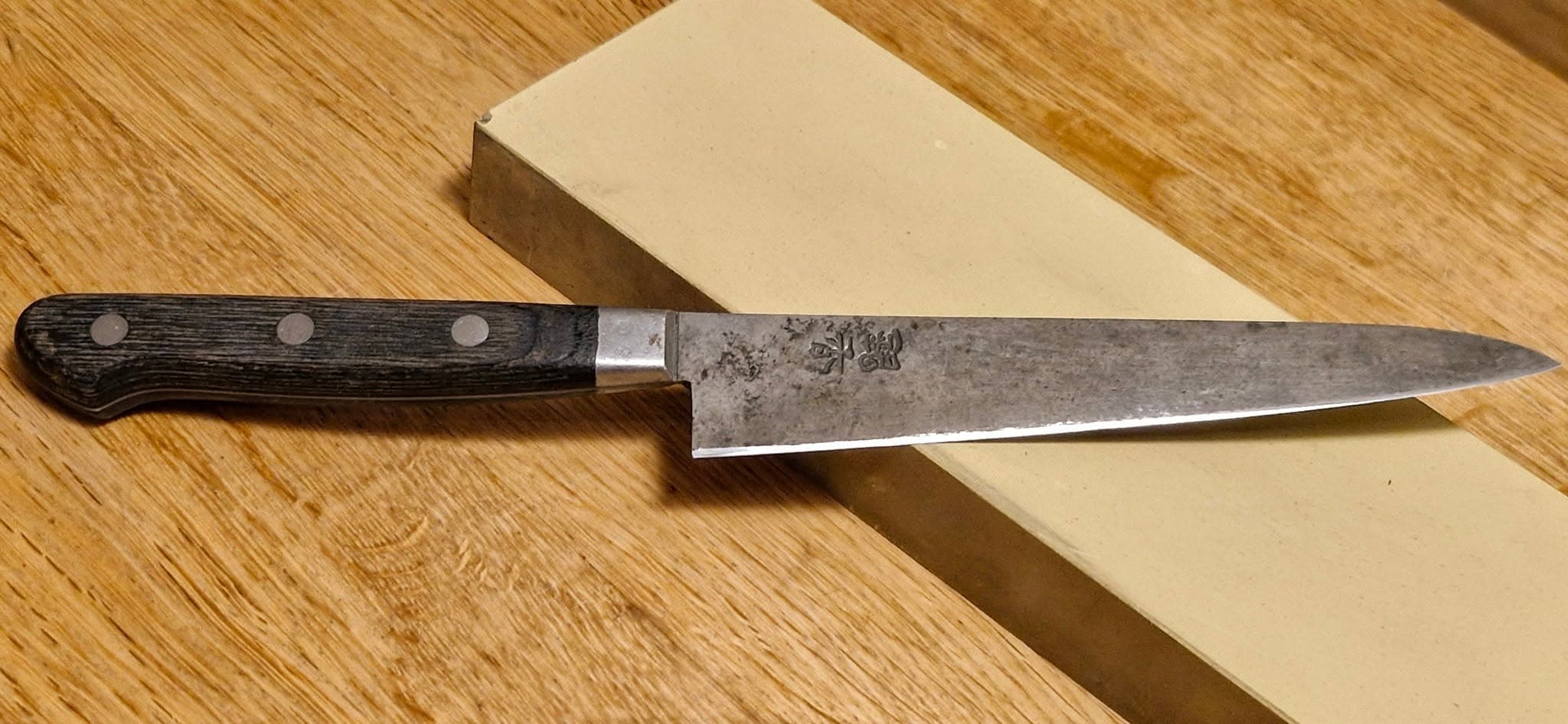 Kniv som slipas mot en slipsten