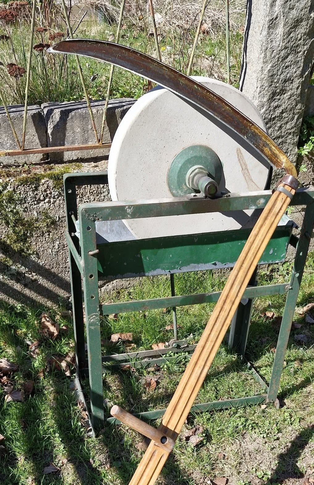 Lieblad som slipas mot ett roterande slipstenshjul utomhus