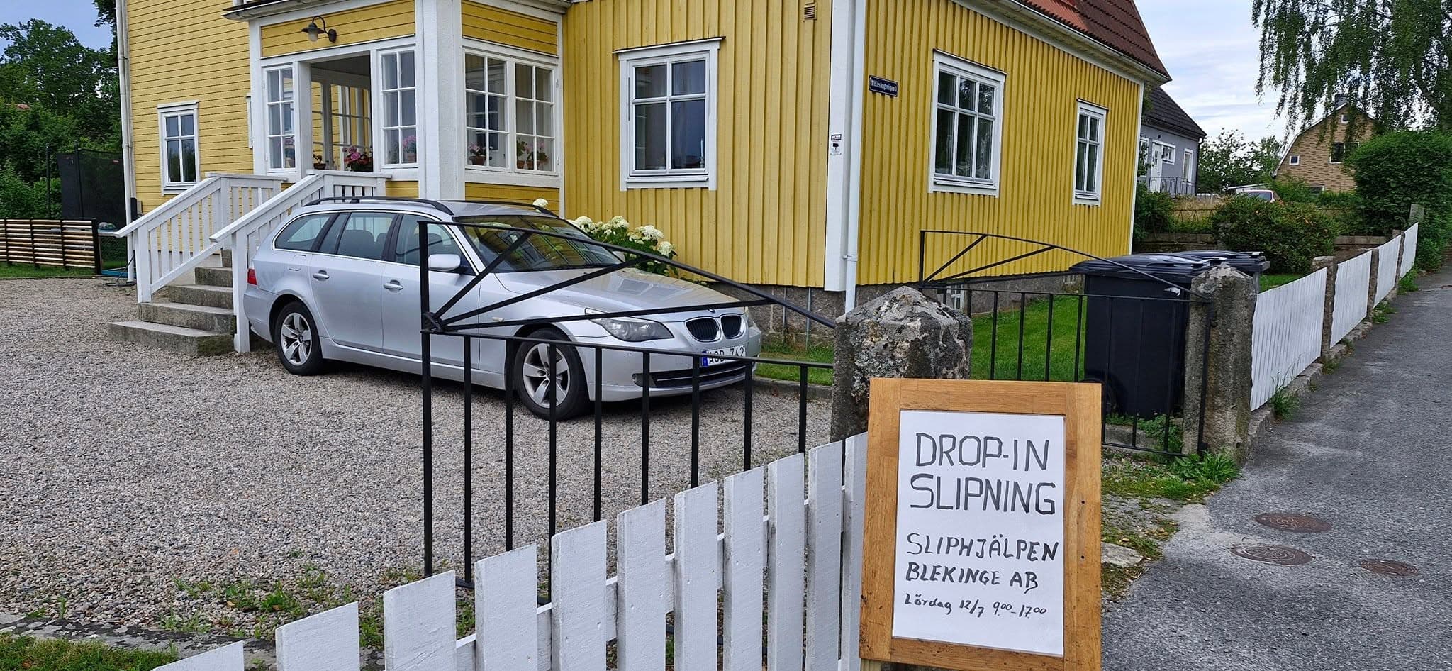 Skylt för drop-in-slipning hos Sliphjälpen Blekinge AB vid inlämningsplatsen